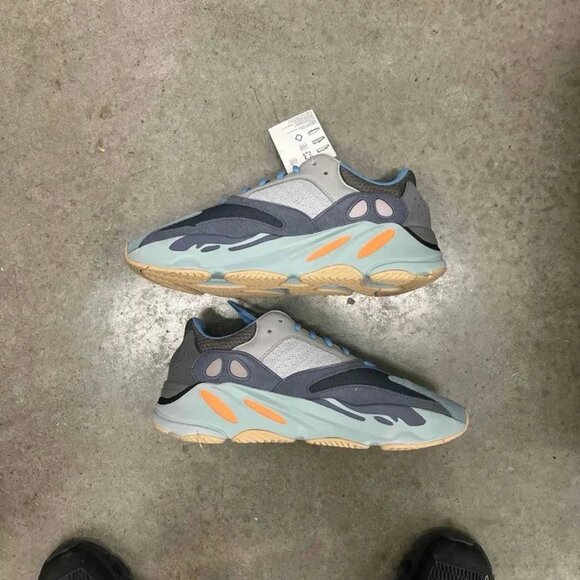 Yeezy Boost 700 'Carbon Blue' FW2498 Size 10.5 US Men New With Defect Good Box - Picture 3 of 8
